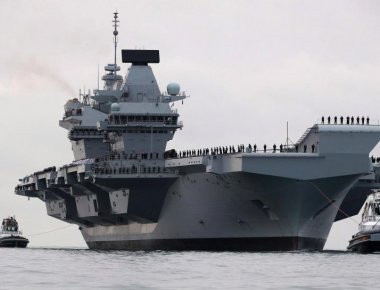 Queen Elizabeth: Το μεγαλύτερο πολεμικό πλοίο της Βρετανίας έφτασε στο Πόρτσμουθ (φωτό, βίντεο)